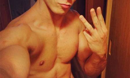 Arthur Aguiar posa sem camisa para torcer para o Brasil, veja a foto!