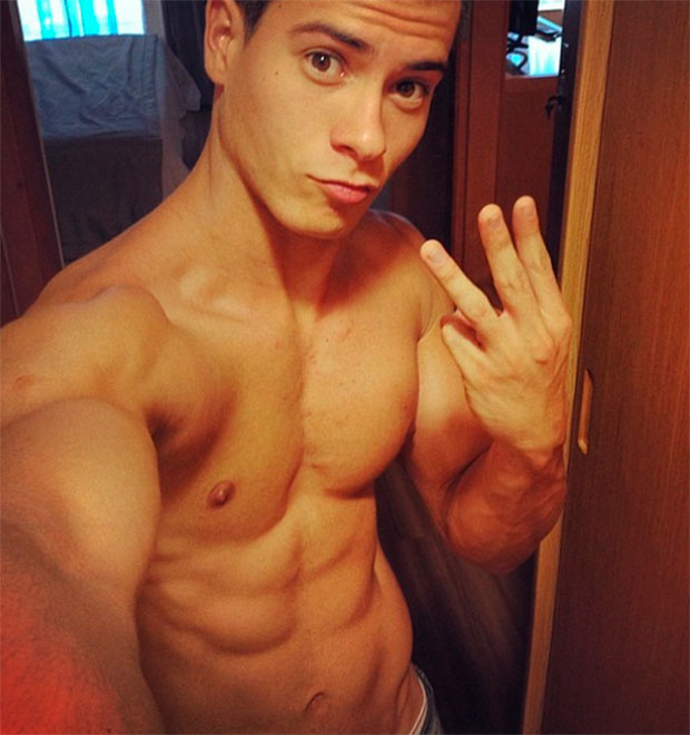 Arthur Aguiar posa sem camisa para torcer para o Brasil, veja a foto!