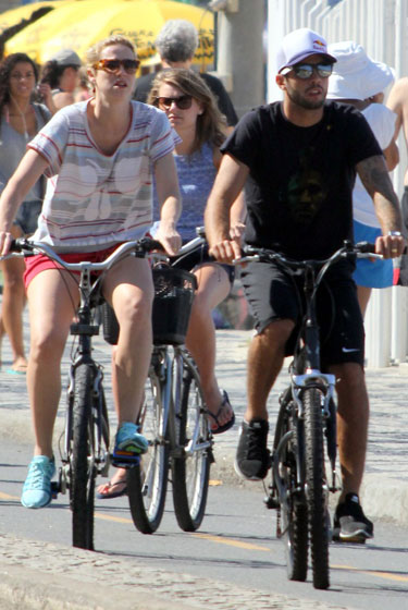 Luana Piovani e Pedro Scooby pedalam em orla carioca