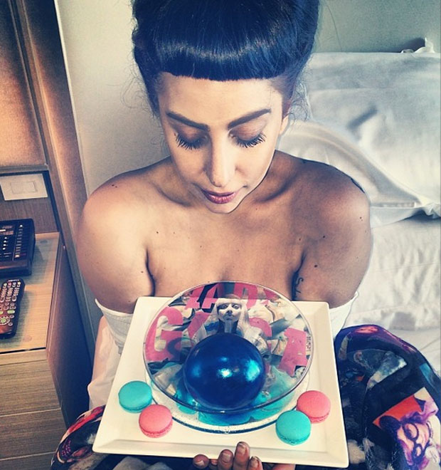 Lady Gaga ganha bolo com a estampa da capa de <i>Artpop</i>