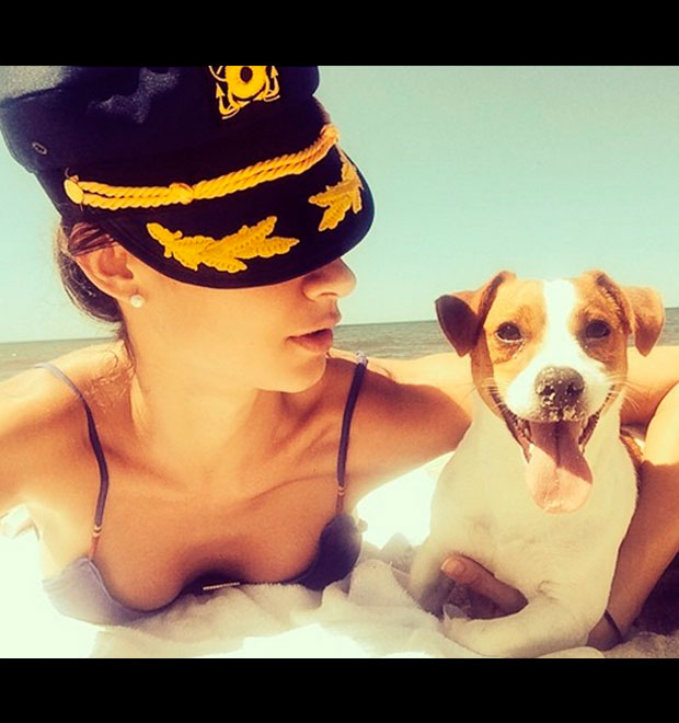 Thaila Ayala faz <i>selfie</i> ao lado de cachorro