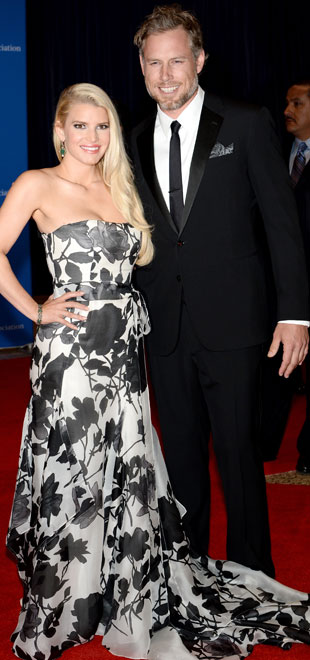 Após quatro anos de noivado, Jessica Simpson se casa com Eric Johnson