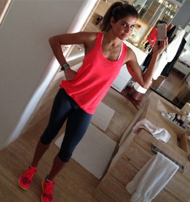 Deborah Secco faz <i>selfie</i> antes de correr na praia, veja!