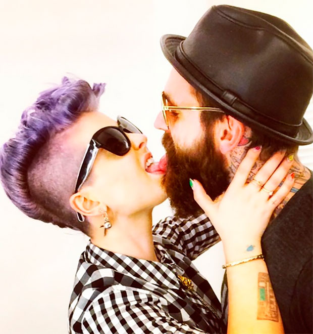 Kelly Osbourne divulga foto dando beijo ousado em modelo