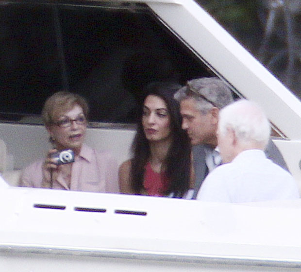 George Clooney passeia de lancha com sogra e espanta boato de briga com a família da noiva