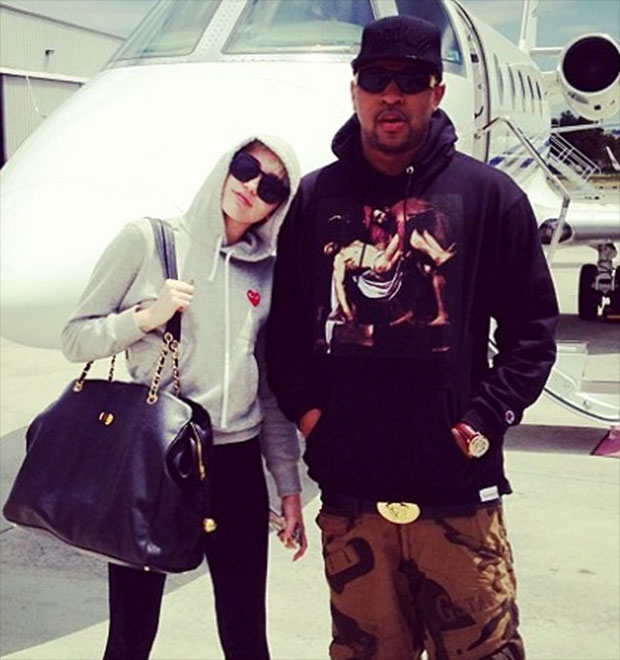 Miley Cyrus está em um relacionamento com o produtor do seu último álbum, <i>Bangerz</i>