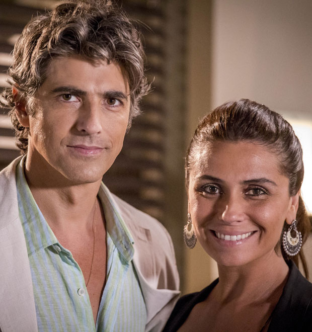 Clara e Marina convidam Cadu e Verônica para serem padrinhos em seu casamento em <i>Em Família</i>