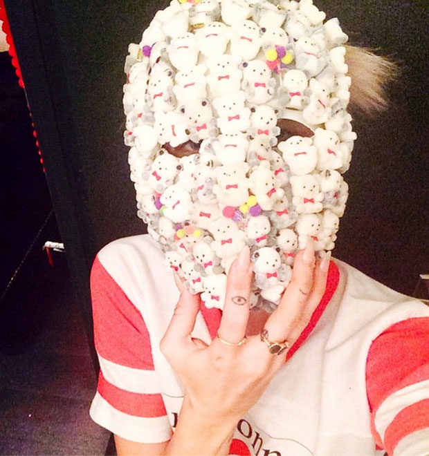 Miley Cyrus cobre rosto com máscara de ursinhos