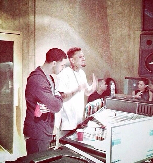 Drake e Chris Brown são vistos juntos em estúdio