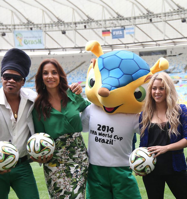 Shakira e Ivete Sangalo posam com o mascote da Copa no Maracanã