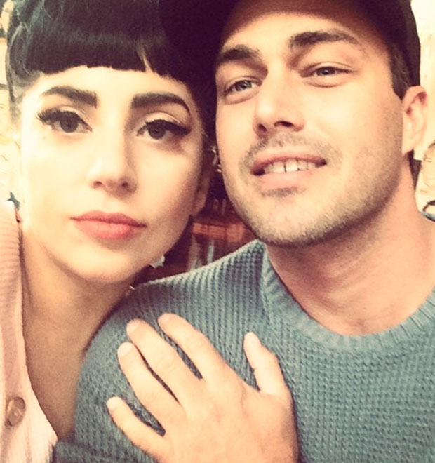 Lady Gaga compartilha foto ao lado do namorado Taylor Kinney
