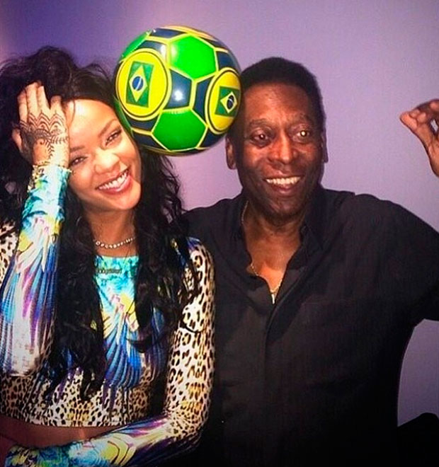 Em clima de Copa, Rihanna posa ao lado de Pelé