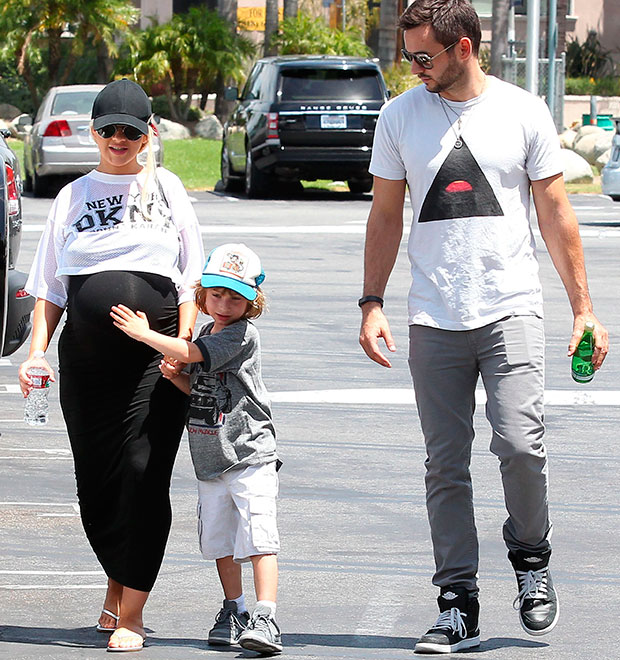 Grávida, Christina Aguilera recebe carinho do filho, veja!