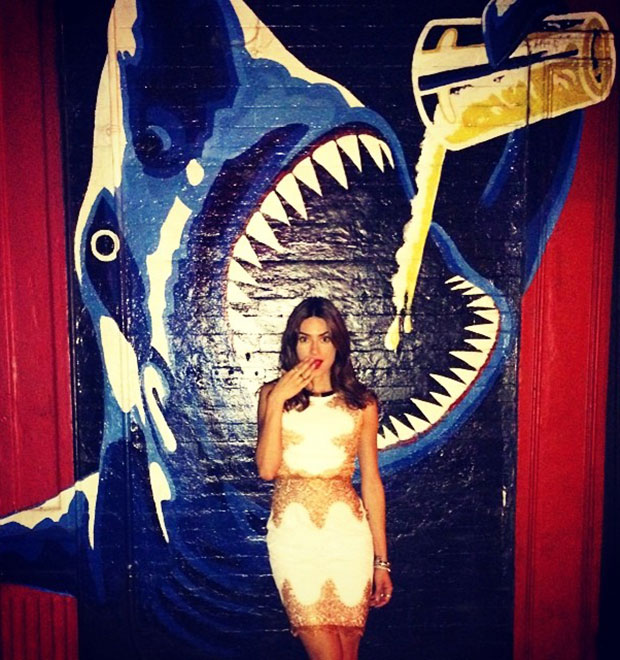 Thaila Ayala posta foto no <i>Instagram</i> <i>na boca do tubarão</i>