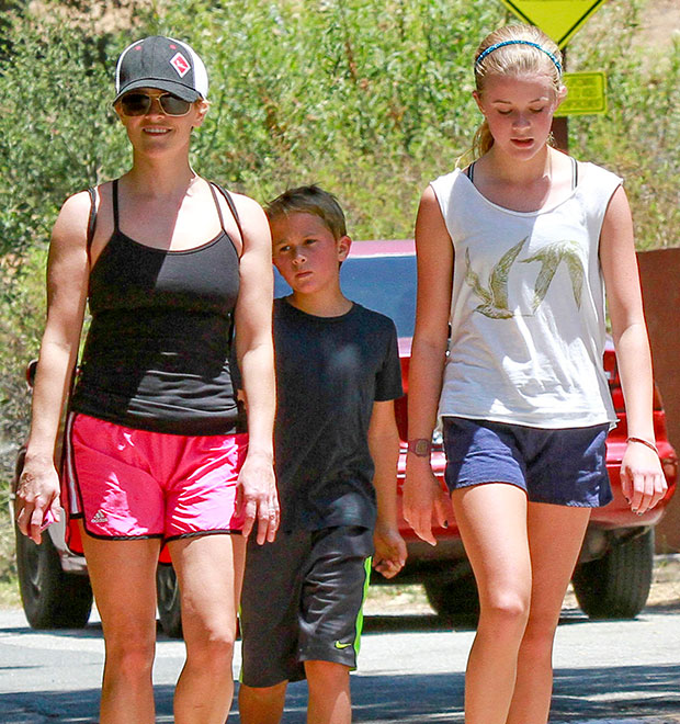 Reese Witherspoon aproveita o final de semana para passear com os filhos