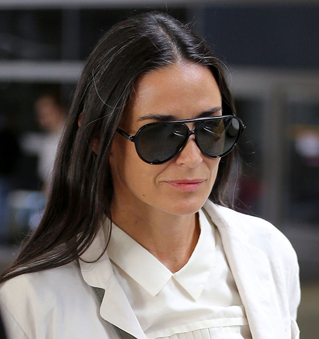Demi Moore exibe fios brancos em passeio