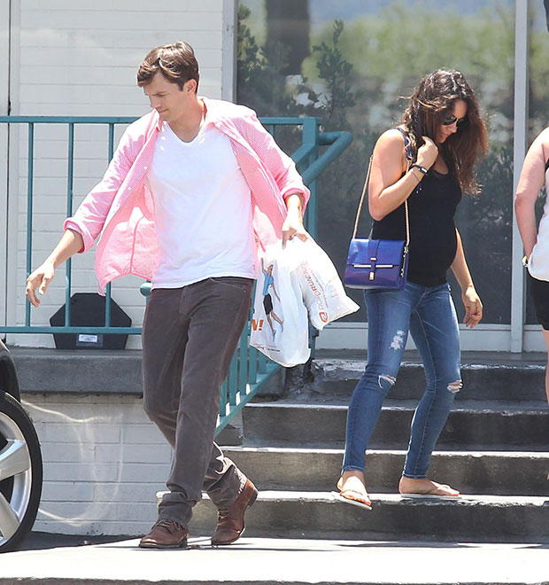Ashton Kutcher satisfaz desejo de grávida de Mila Kunis