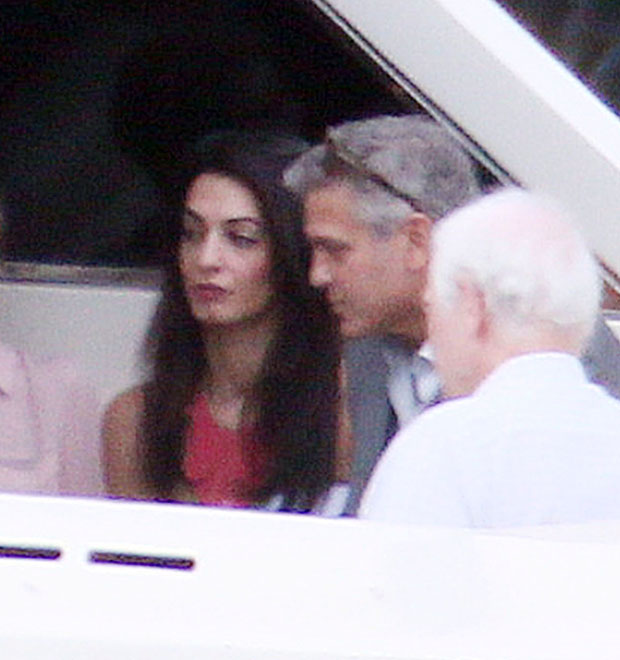George Clooney e noiva vão a casamento de amigos
