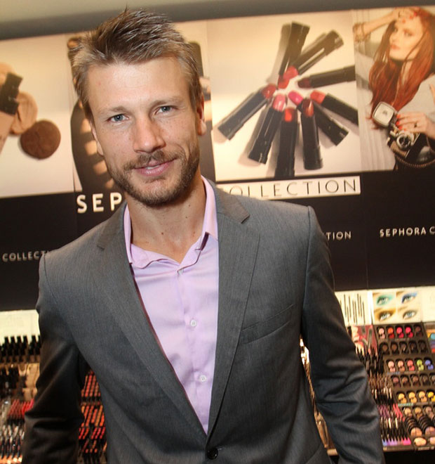 Rodrigo Hilbert marca presença em inauguração de loja no Rio de Janeiro