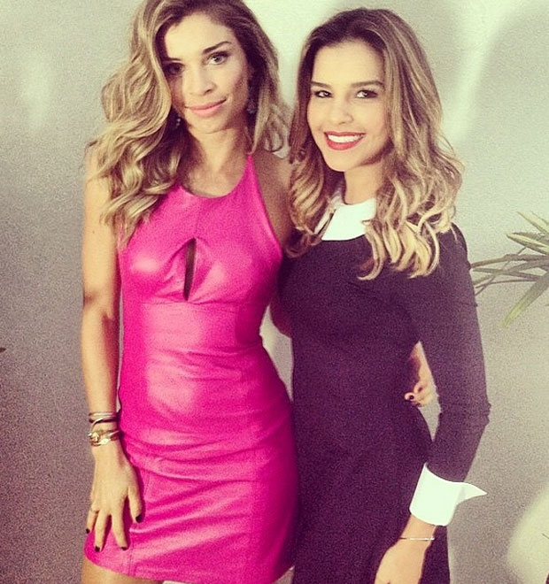Grazi Massafera aposta em vestido de couro rosa para gravar programa