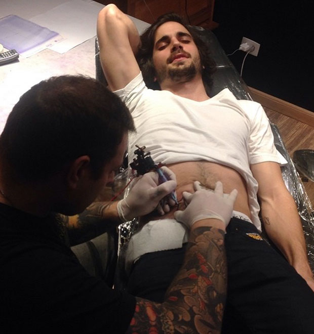 Fiuk faz tatuagem na barriga. Confira!