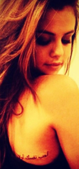 Selena Gomez faz tatuagem nas costas com inscrição em árabe