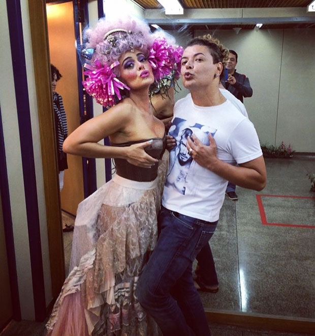 Juliana Paes posa só de corpete nos bastidores de <i>Meu Pedacinho de Chão</i>