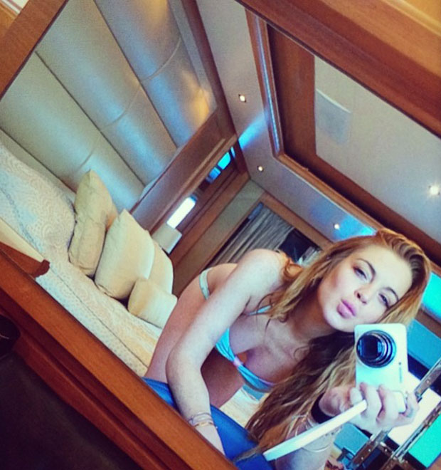Lindsay Lohan posa só de biquíni