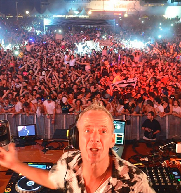 Fatboy Slim xinga Simon Cowell após ele lhe convidar para integrar <I>reality</i>. Entenda!