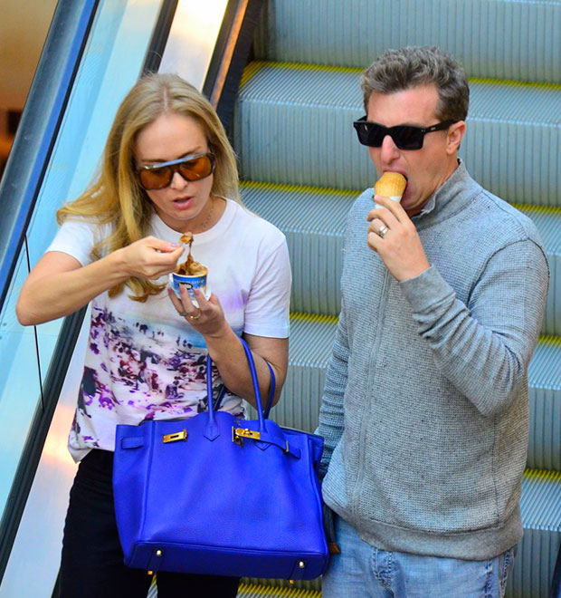 Angélica e Luciano Huck tomam sorvete juntos em <i>shopping</i> carioca