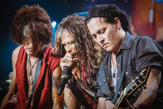 Johnny Depp toca guitarra em <i>show</i> do <i>Aerosmith</i>