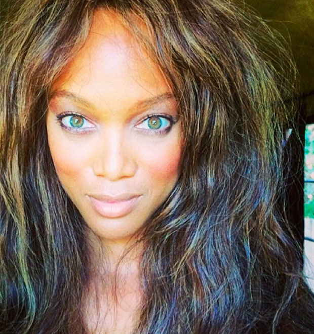 Tyra Banks faz <i>selfie</i> e chama atenção pelo olhar