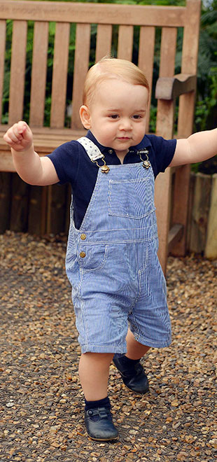 Família real divulga foto do Príncipe George dando seus primeiros passos, veja aqui!