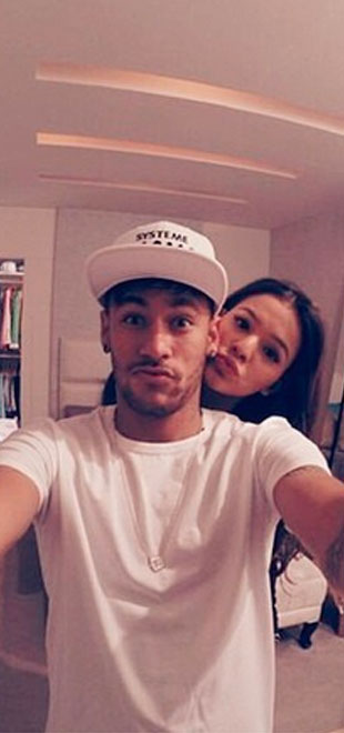 Neymar mostra intimidade com família de Bruna Marquezine, diz jornal