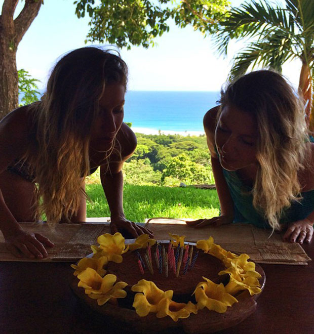 Gisele Bündchen apaga as velinhas de seu bolo de aniversário com a irmã gêmea