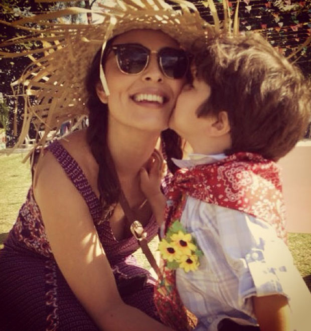 Vestida a caráter, Juliana Paes comemora o aniversário do seu filho, Antônio