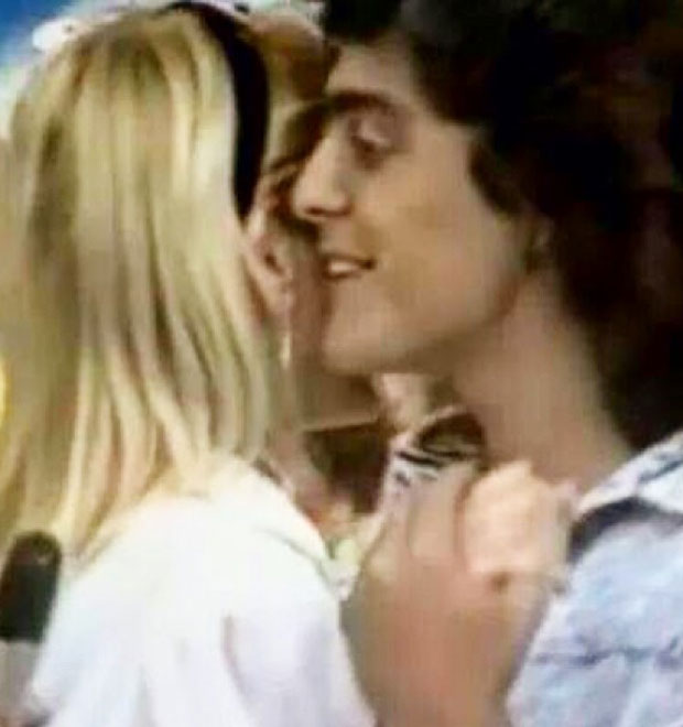 No Dia do Amigo, Xuxa presta uma homenagem ao namorado: <i>Meu namorado e amigo</i>