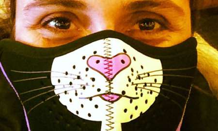 Giovanna Antonelli cobre o rosto com máscara de gatinho