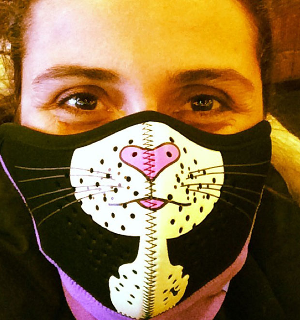 Giovanna Antonelli cobre o rosto com máscara de gatinho