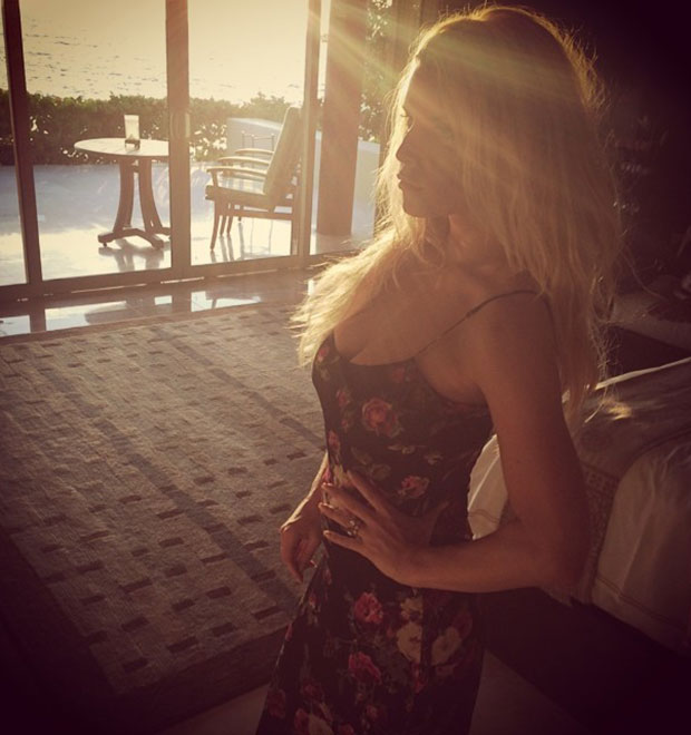 Jessica Simpson exibe corpo esbelto em lua de mel