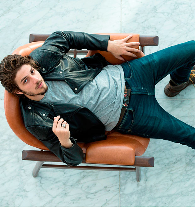 Chay Suede conta sua receita de sucesso para conquistar as mulheres