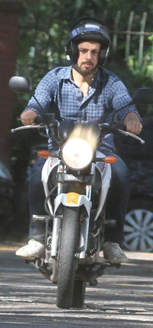 Após surfar, Cauã Reymond aprende a andar de moto, veja!