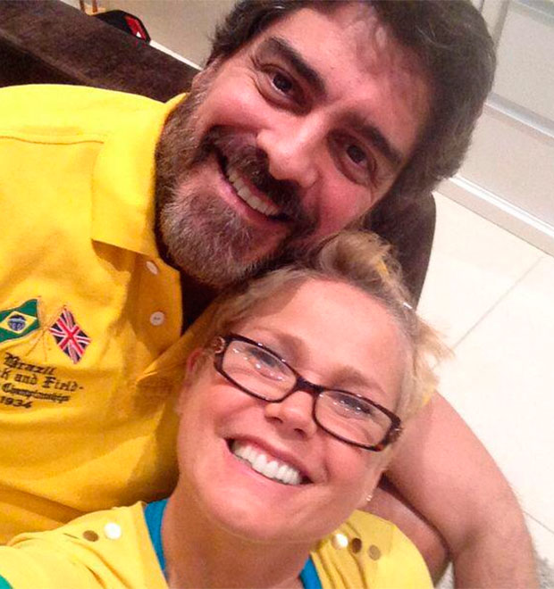 Namorado de Xuxa não pensa em casamento com a apresentadora: <i>A gente vive bem assim</i>
