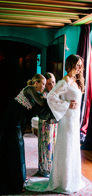 Mary-Kate e Ashley Olsen desenham vestido de casamento, veja!