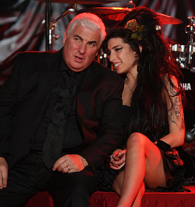 Pai de Amy Winehouse revela que conversa o tempo todo com a filha