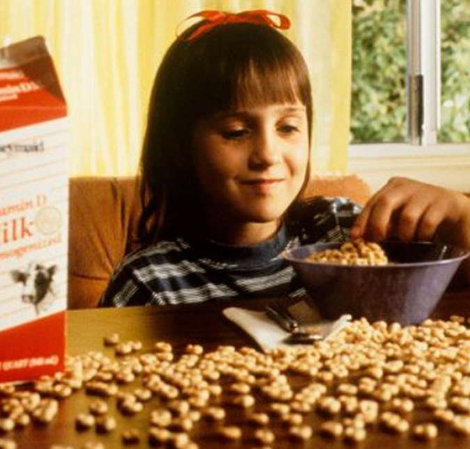 Nesta quinta-feira, dia 24, a atriz Mara Wilson faz aniversário e, para celebrar a data, o ESTRELANDO conta curiosidades sobre o longa Matilda, pelo qual ela é conhecida. A começar pela própria Mara. A atriz, na época com 8 anos, perdeu a mãe, Suzie Wilson, durante as filmagens do longa para o câncer de mama e, mesmo em um momento tão delicado, continuou a rodar o longa, impressionando até mesmo os adultos com que trabalhava. Como uma homenagem, o filme foi dedicado à Suzie. Nesta quinta-feira, dia 24, a atriz Mara Wilson faz aniversário e, para celebrar a data, o ESTRELANDO conta curiosidades sobre o longa Matilda, pelo qual ela é conhecida. A começar pela própria Mara. A atriz, na época com 8 anos, perdeu a mãe, Suzie Wilson, durante as filmagens do longa para o câncer de mama e, mesmo em um momento tão delicado, continuou a rodar o longa, impressionando até mesmo os adultos com que trabalhava. Como uma homenagem, o filme foi dedicado à Suzie.