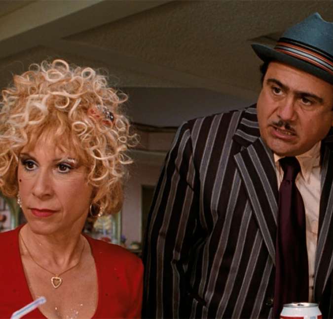 Os pais de Matilda no filme são interpretados por Danny DeVito e Rhea Perlman. Os dois atores interpretam um casal mau humorado que não liga muito para a talentosa menininha. O interessante é que, na vida real, Denny e Rhea são casados também! Os dois estão juntos desde 1982. Os pais de Matilda no filme são interpretados por Danny DeVito e Rhea Perlman. Os dois atores interpretam um casal mau humorado que não liga muito para a talentosa menininha. O interessante é que, na vida real, Denny e Rhea são casados também! Os dois estão juntos desde 1982.