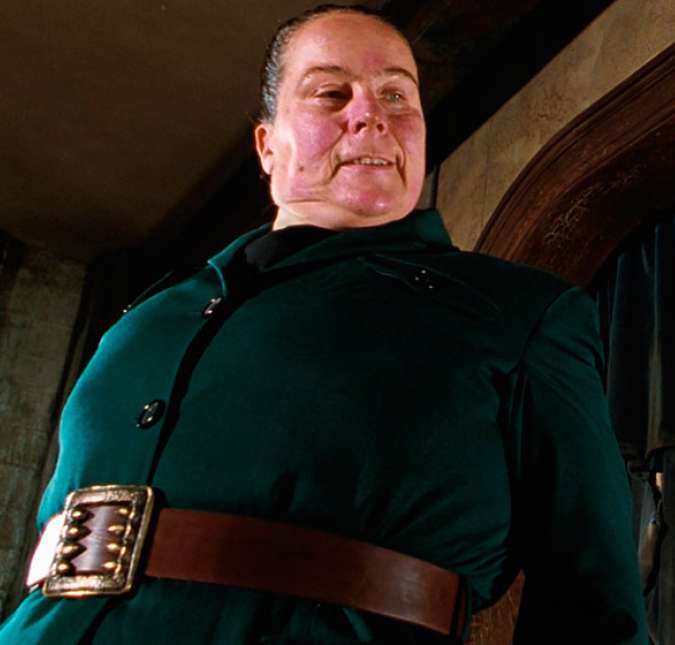 Pam Ferris, a intérprete de Trunchbull, tentava se manter no personagem mesmo depois do diretor dizer corta!. A técnica era uma forma dela fazer com que as crianças no set realmente sentissem medo dela, como era necessário para as cenas do filme. Pam Ferris, a intérprete de Trunchbull, tentava se manter no personagem mesmo depois do diretor dizer corta!. A técnica era uma forma dela fazer com que as crianças no set realmente sentissem medo dela, como era necessário para as cenas do filme.