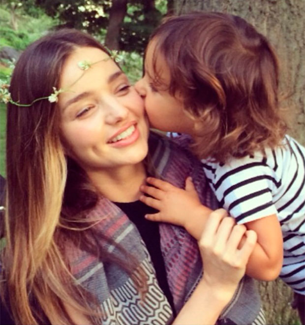 Miranda Kerr divide momento com o filho em rede social
