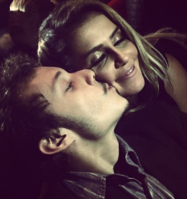 Deborah Secco ganha beijo de ator em foto